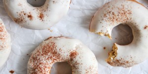 Beitragsbild des Blogbeitrags Donuts aus dem Backofen | fluffige Leckereien mit Schokoguss
