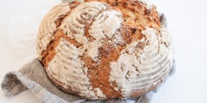 Beitragsbild des Blogbeitrags Sauerteig Mischbrot mit Dinkel und Roggen | Brot backen ganz einfach 