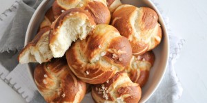 Beitragsbild des Blogbeitrags einfache Laugen Knoten | fluffiges Laugengebäck selbst gemacht