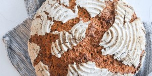 Beitragsbild des Blogbeitrags natürliches Einkorn Brot | backen mit Sauerteig ohne zugesetzte Hefe