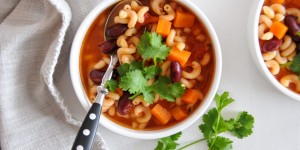 Beitragsbild des Blogbeitrags wärmende Minestrone mit Nudeln | schnelle Familienküche