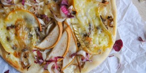 Beitragsbild des Blogbeitrags winterlicher Flammkuchen mit Chicorée und Birne 