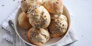 Beitragsbild des Blogbeitrags einfache Joghurt Dinkel Weckerl mit Körnern