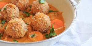 Beitragsbild des Blogbeitrags vegane Karottenbällchen mit Bulger und Gemüsesauce