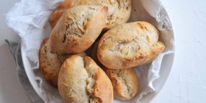 Beitragsbild des Blogbeitrags Sauerteig Brötchen mit Roggen und Weizen | backen ohne Hefe
