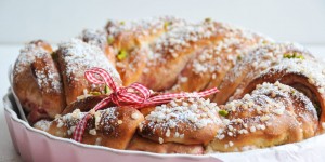 Beitragsbild des Blogbeitrags Osterkranz mit Marmelade gefüllt | Brioche zum Osterfest 
