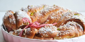 Beitragsbild des Blogbeitrags Osterkranz mit Marmelade gefüllt | Brioche zum Osterfest