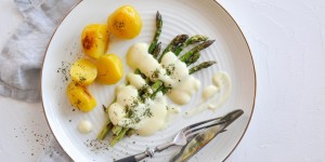 Beitragsbild des Blogbeitrags Spargel mit veganer Hollandaise | cremige Genuss ohne Ei 