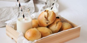 Beitragsbild des Blogbeitrags vegane Milchbrötchen mit Rosinen | Lieblingsfrühstück