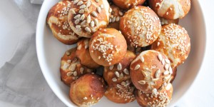 Beitragsbild des Blogbeitrags Laugen Mini Gebäck to go | vegane Laugenbrötchen einfach gemacht