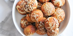 Beitragsbild des Blogbeitrags Laugen Mini Gebäck to go | vegane Laugenbrötchen einfach gemacht 