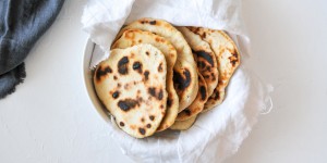 Beitragsbild des Blogbeitrags homemade Naan Brot mit Joghurt | backen ohne Hefe