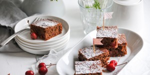 Beitragsbild des Blogbeitrags Kirschkuchen vom Blech mit Schokolade | Sommerklassiker auf dem Teller 