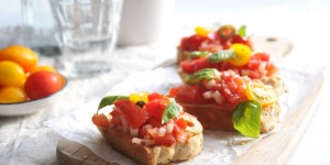 Beitragsbild des Blogbeitrags Panzanella, Bruschetta und Co | mein italienisches Sommerkochbuch für Sehnsucht nach Meer