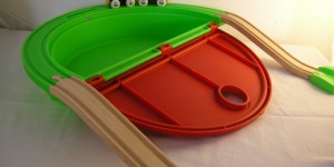 Beitragsbild des Blogbeitrags train to go, der BRIO Mitnehmspielkoffer