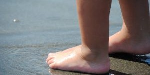 Beitragsbild des Blogbeitrags Zehenspitzen – Luftgänger, wie krieg ich die Füße meines Kindes auf den Boden? 