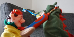 Beitragsbild des Blogbeitrags Kasperl vs Krokodil. Wer gewinnt den Zahnputzkampf?
