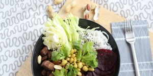 Beitragsbild des Blogbeitrags Jackfruit Bowl mit Erdnüssen und Reisnudeln 