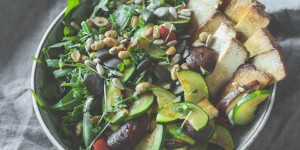 Beitragsbild des Blogbeitrags Gesunde Green Bowl mit gebratenem Gemüse und Tahini-Dressing