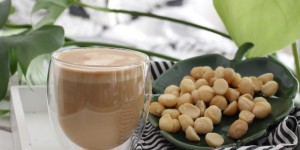 Beitragsbild des Blogbeitrags Macadamia Nut Latte – Nuss“milch“ selber machen 