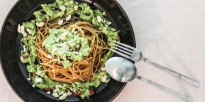 Beitragsbild des Blogbeitrags Avocadopesto mit Linsenspaghetti 