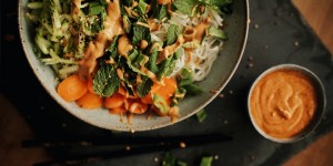 Beitragsbild des Blogbeitrags Vegane Frühlingsbowl mit Pad Thai Nudeln 