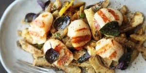 Beitragsbild des Blogbeitrags Meeres Delikatesse: Jakobsmuscheln auf gegrilltem Artischockensalat