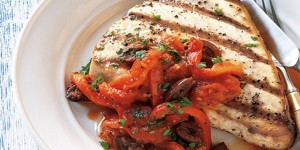 Beitragsbild des Blogbeitrags Low-Carb-BBQ: Schwertfisch-Offensive mit Tomaten-Paprika-Sauce und Oliven 