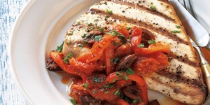 Beitragsbild des Blogbeitrags Low-Carb-BBQ: Schwertfisch-Offensive mit Tomaten-Paprika-Sauce und Oliven