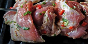 Beitragsbild des Blogbeitrags Aufgespießt: Marinierte Lammhüfte vom Spieß mit Salat von gegrillter Paprika