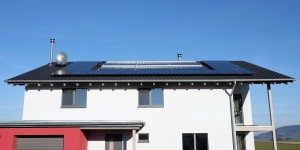 Beitragsbild des Blogbeitrags Projekt des Monats: Holzhaus mit Solarwärme, Pellets und Solarstrom 