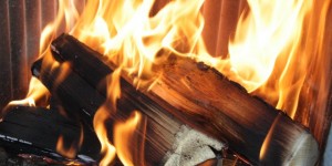 Beitragsbild des Blogbeitrags Richtig heizen mit Scheitholz im Kaminofen – so geht das!