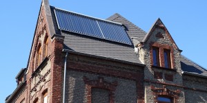 Beitragsbild des Blogbeitrags 1. Projekt des Monats: Raus mit der Stromheizung, rein mit Holz und Sonne!
