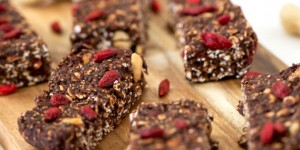 Beitragsbild des Blogbeitrags Healthy No-Bake Chocolate Peanut Bars – Giveaway