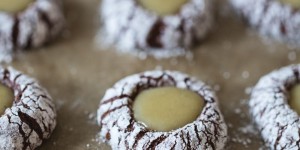 Beitragsbild des Blogbeitrags Chocolate Crinkle Thumbprint Cookies with spiced Whiskey White Chocolate – Giveaway