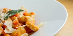 Beitragsbild des Blogbeitrags Lichtyam (Yamswurzel) Gnocchi in scharfer Tomatensauce 