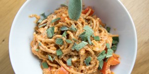 Beitragsbild des Blogbeitrags Salbei-Dinkelpasta in würziger Tomatensauce mit Feta