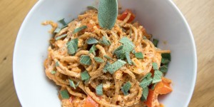 Beitragsbild des Blogbeitrags Herrliche Salbei-Dinkelpasta in würziger Tomatensauce mit Feta 