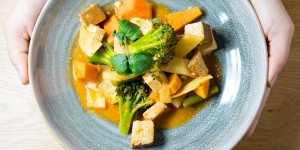 Beitragsbild des Blogbeitrags Bangkok Süßkartoffel Curry mit geräuchertem Tofu in Kokosmilch 