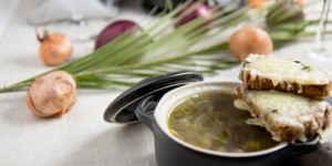 Beitragsbild des Blogbeitrags Die beste gesunde Version der französischen Zwiebelsuppe (mit allen Tipps die du dazu brauchst)