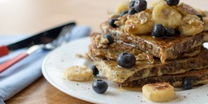 Beitragsbild des Blogbeitrags Gesunde French Toast Variante mit Roggen-Buchweizenbrot, Bananen und Heidelbeeren 
