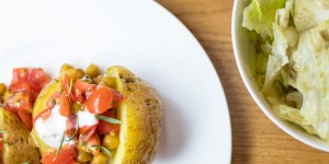 Beitragsbild des Blogbeitrags Einfache Ofenkartoffeln mit Tomatensalsa und Kichererbsen gefüllt