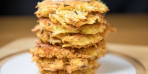 Beitragsbild des Blogbeitrags Leckere Kartoffelpuffer mit Joghurt-Knoblauchsauce (inklusive Backofen-Variante)