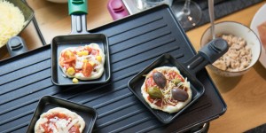 Beitragsbild des Blogbeitrags Ein Abend mit Freunden: Mini Pizza aus dem Raclette Grill – Keine Qual der Belagwahl 