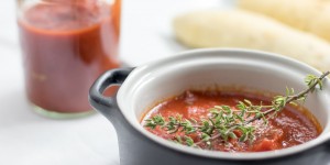 Beitragsbild des Blogbeitrags Selbstgemachte Pizza Tomatensauce (auch für Pasta, Gemüse oder Reis)