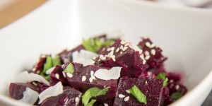 Beitragsbild des Blogbeitrags Ich im „Lola-Magazin“ & Rote Rüben (=Rote Bete) Ragout in Kokosmarinade 