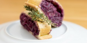Beitragsbild des Blogbeitrags Rotkrautstrudel in Rotweinsauce wie aus Omas Zeiten, einfach richtig lecker