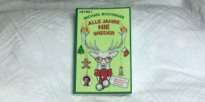 Beitragsbild des Blogbeitrags Buchrezension: „Alle Jahre NIE wieder: Alles, was an Weihnachten tierisch nervt“ von Michael Buchinger