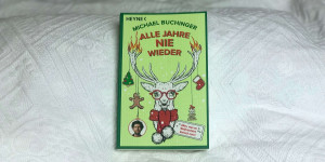 Beitragsbild des Blogbeitrags Buchrezension: „Alle Jahre NIE wieder: Alles, was an Weihnachten tierisch nervt“ von Michael Buchinger 