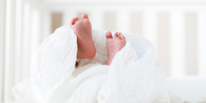 Beitragsbild des Blogbeitrags Baby baden – Tipps für das erste Bad mit Baby